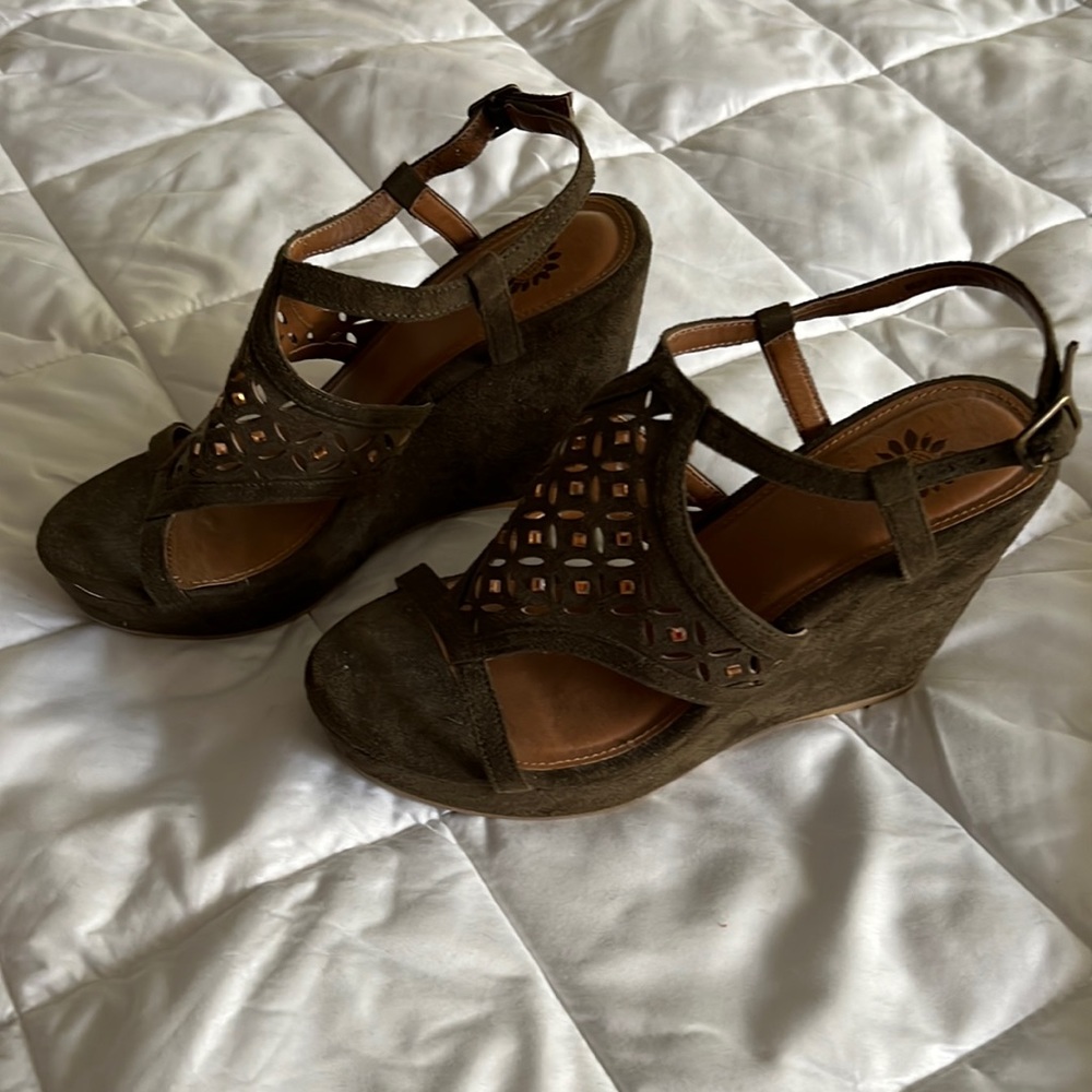 Size 7 YellowBox olive wedges